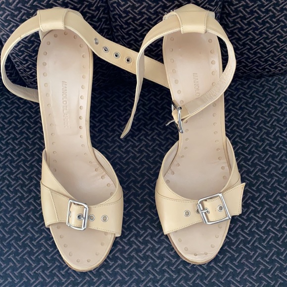 Used Manolo Blahnik opened toe pumps. - Picture 2 of 6